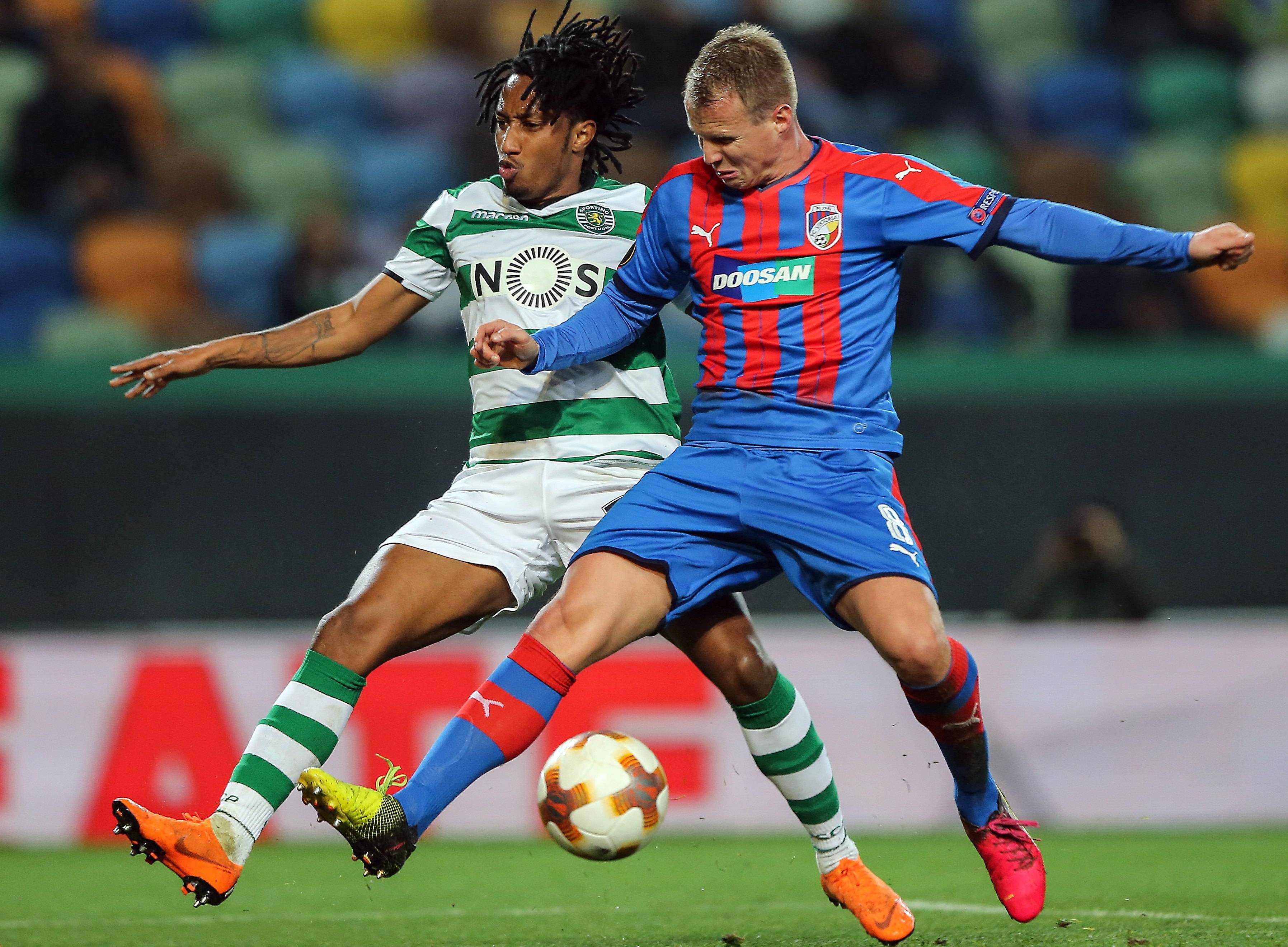 包含国际比赛日休斯敦火箭备战德国杯，单刀错失细节曝光，更衣室稳定，阵容厚度经受考验的词条